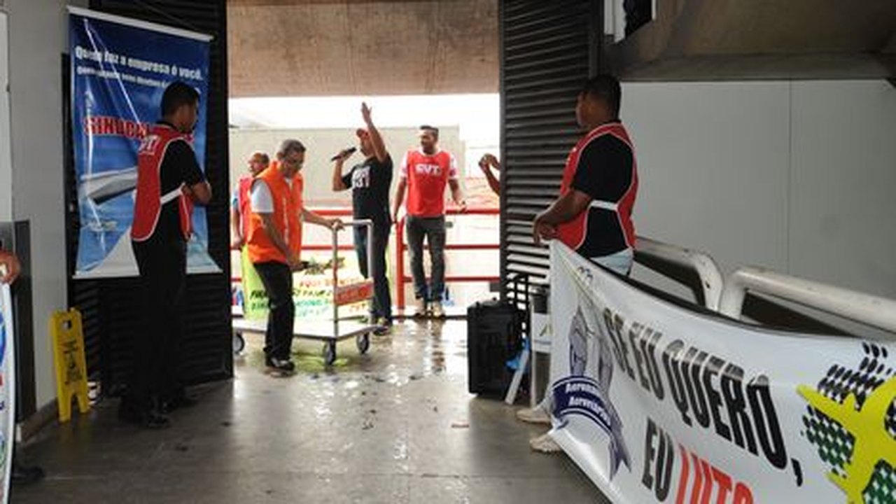 Aeroportos do país registram atrasos e cancelamentos em dia de protesto