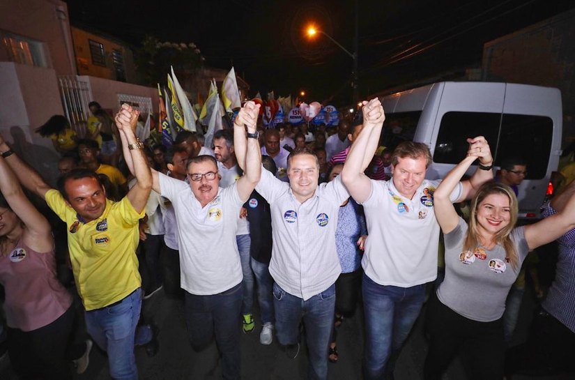 Renan Filho participa de caminhada no Bebedouro e leva multidão às ruas