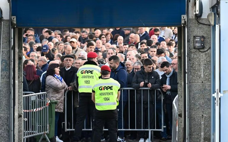 Torcidas entram em conflito e jogo em Portugal é adiado por falta de segurança no estádio
