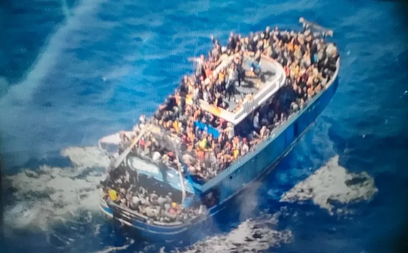 Navio humanitário salva dezenas de migrantes de naufrágio no Mediterrâneo