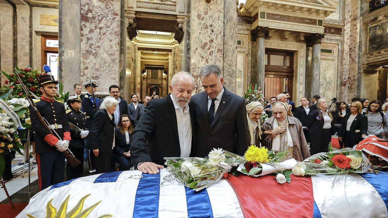 Com participação de Lula, uruguaios se despedem de Pepe Mujica em velório