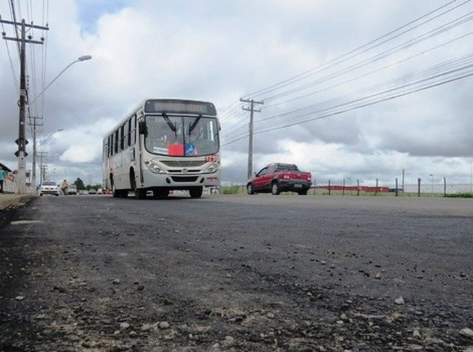 Tapa-buraco na Avenida Cachoeira do Meirim melhora tráfego na região