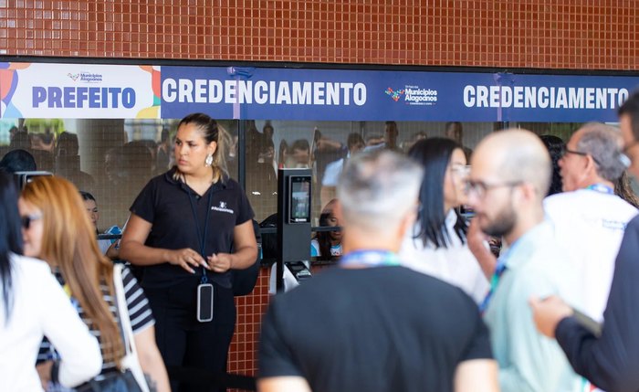 Setor de credenciamento do evento registra grande movimentação do público