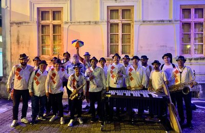 Rex Jazz Bar celebra 10 anos no Jaraguá com festa gratuita na rua e programação diversa