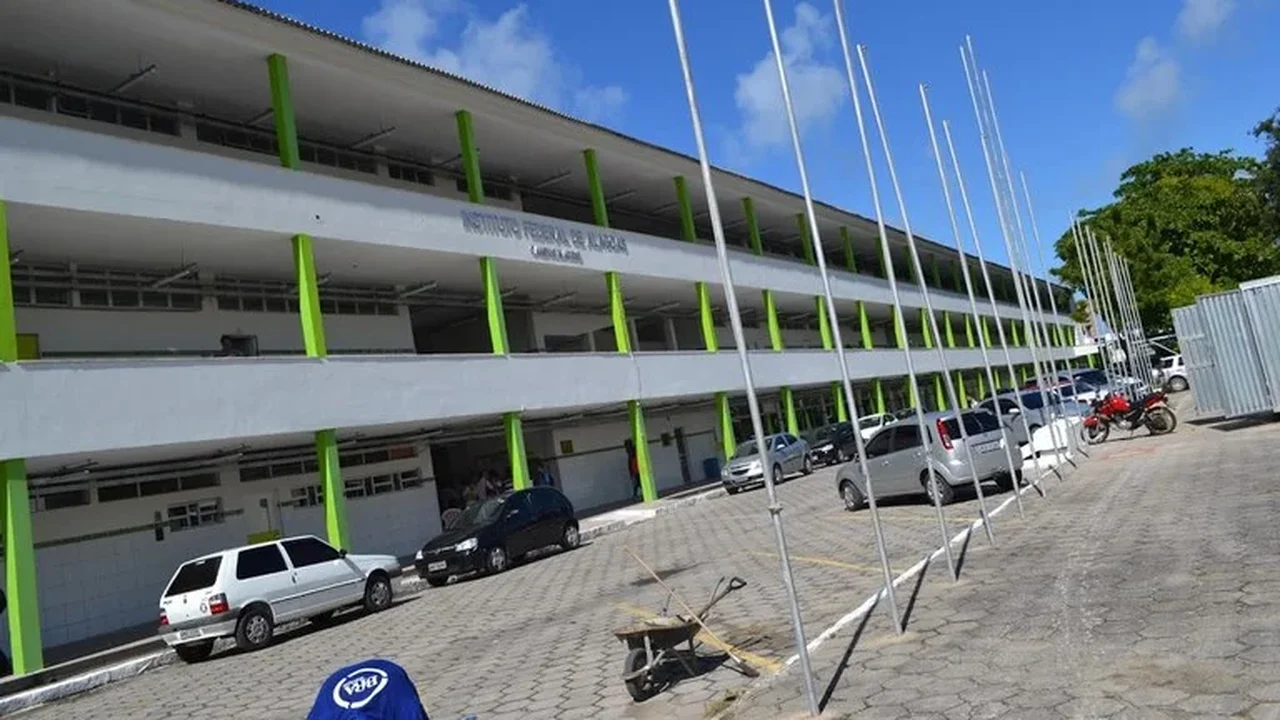 Ifal compra van e minivan por R$ 586 mil para o campus Maceió