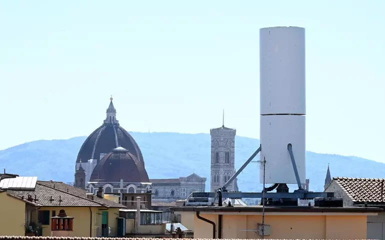 Antena de celular atrapalha vista de catedral e gera polêmica em Florença