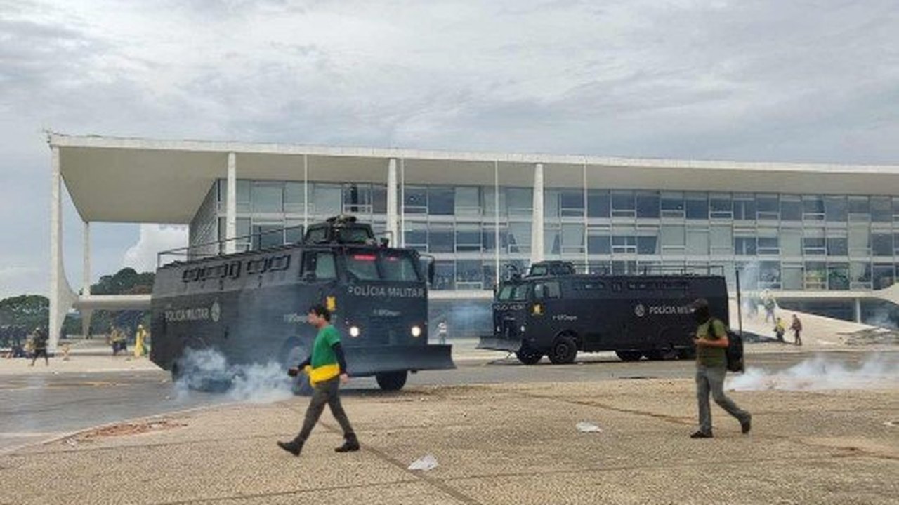 ‘Acabou a brincadeira!’ PM dá rasteira em mulher durante prisões no Planalto
