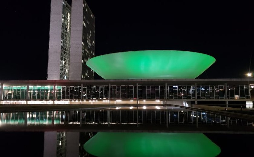 Câmara tem iluminação verde pelo Dia de Conscientização e Combate ao Câncer de Cabeça e Pescoço