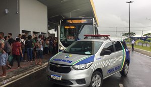 Passageiro é esfaqueado dentro de ônibus no Terminal dos Mercados em Aracaju / Foto: Foto: Aline Aragão/TV Atalaia