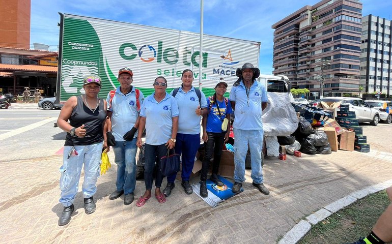 Cooperativa coleta materiais recicláveis durante evento esportivo na orla