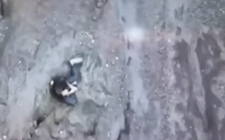 Brasileira cai durante trilha a vulcão e aguarda resgate na Indonésia