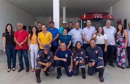 Dr. Gustavo entrega ambulância avançada e Secretária de Saúde de Santana não aparece na foto