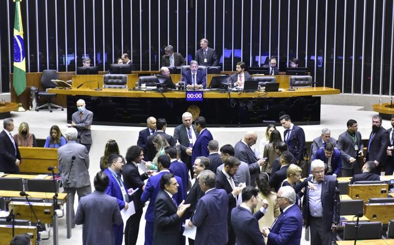 Deputados são convocados para trabalho presencial nesta segunda, 4