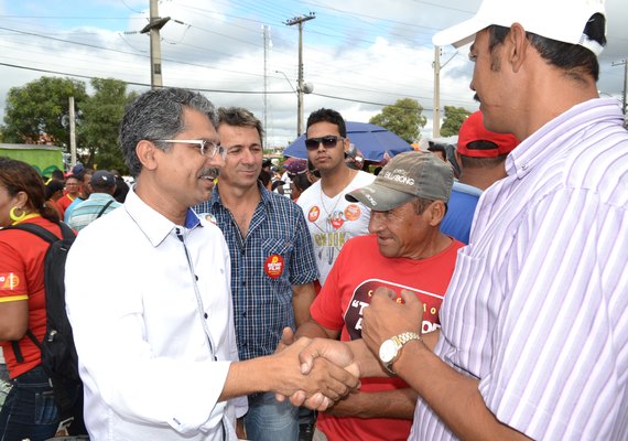 Professor Edvaldo intensifica campanha em Delmiro e região