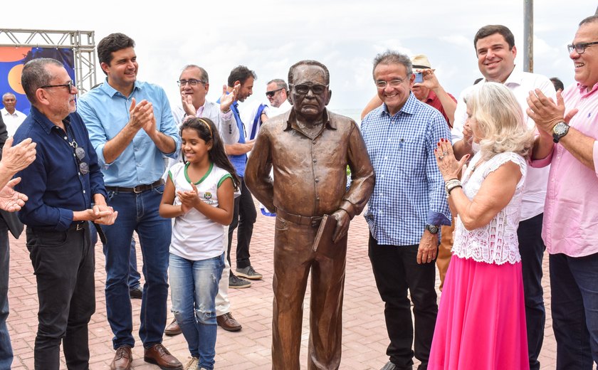 Rui Palmeira inaugura escultura do escritor Lêdo Ivo em Jatiúca