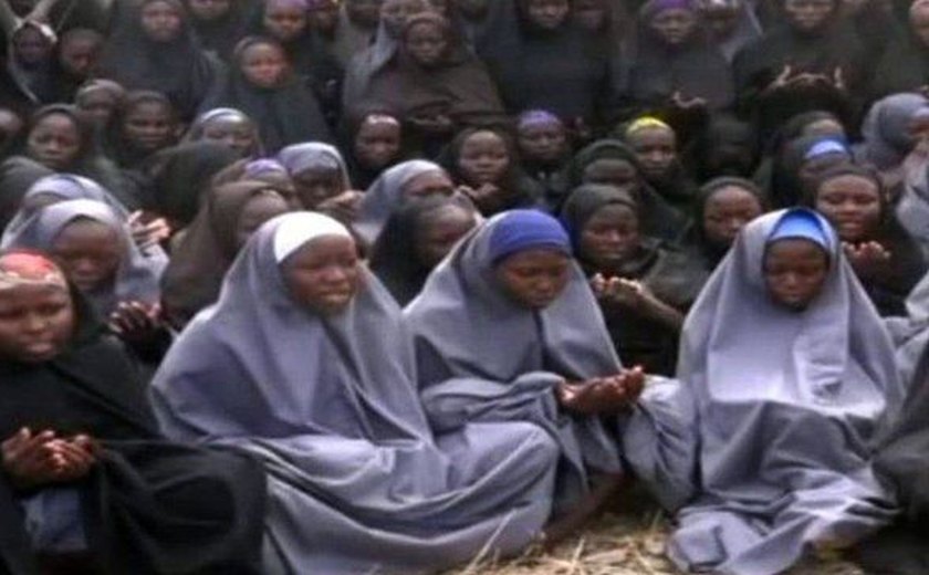 Exército da Nigéria encontra jovem sequestrada há 10 anos pelo Boko Haram