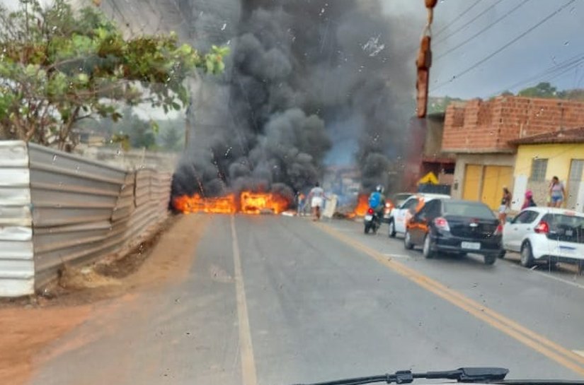 Moradores fecham AL-101 em protesto contra falta de energia, em Riacho Doce