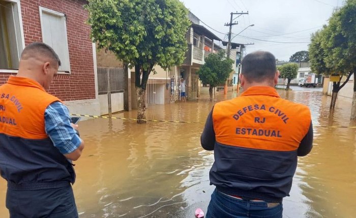 Bombeiros mantêm buscas em locais onde houve deslizamentos