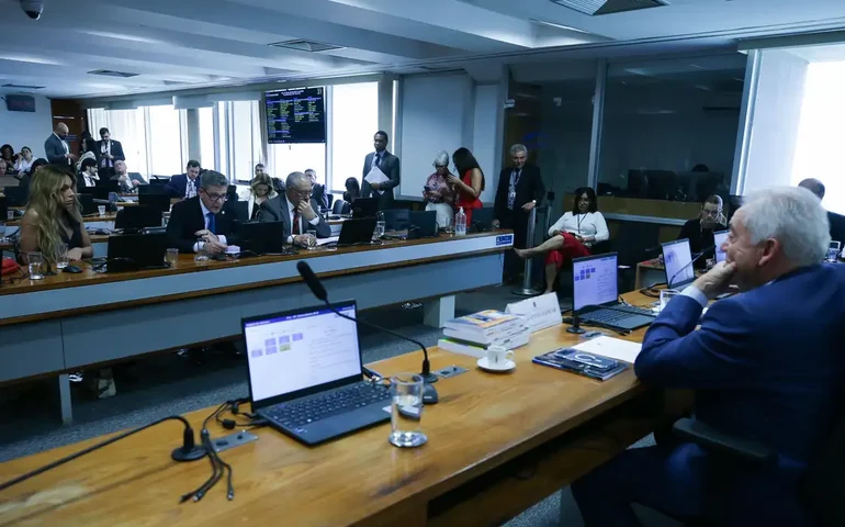Senadores discutem ritmo de tramitação da PEC do fim da escala 6x1