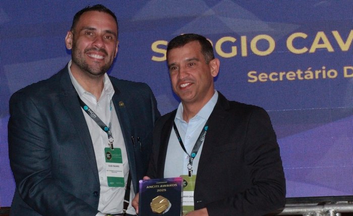 Secretário Sergio Cavalcante(à direita) destacou esforço coletivo da Sedigi ao receber o prêmio