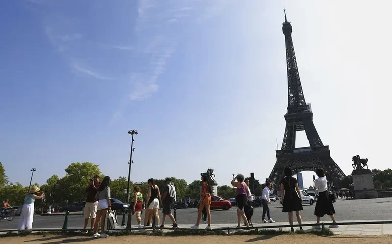 Brasileira é morta a facadas na frente dos filhos na França; marido é o principal suspeito