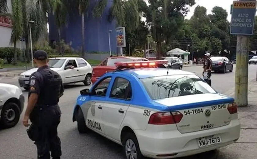 Traficantes sequestram sete ônibus e usam como barricadas no Rio