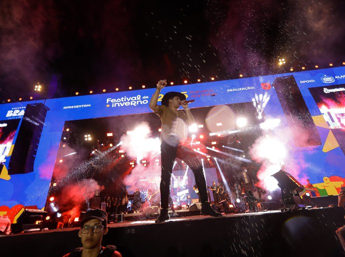 Natanzinho Lima encerra Festival de Inverno de Palmeira com grande show na Estação Ferroviária