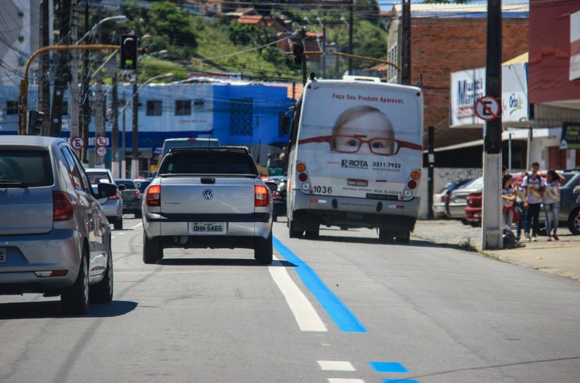 Faixa exclusiva do transporte coletivo recebe nova pintura da SMTT em Maceió