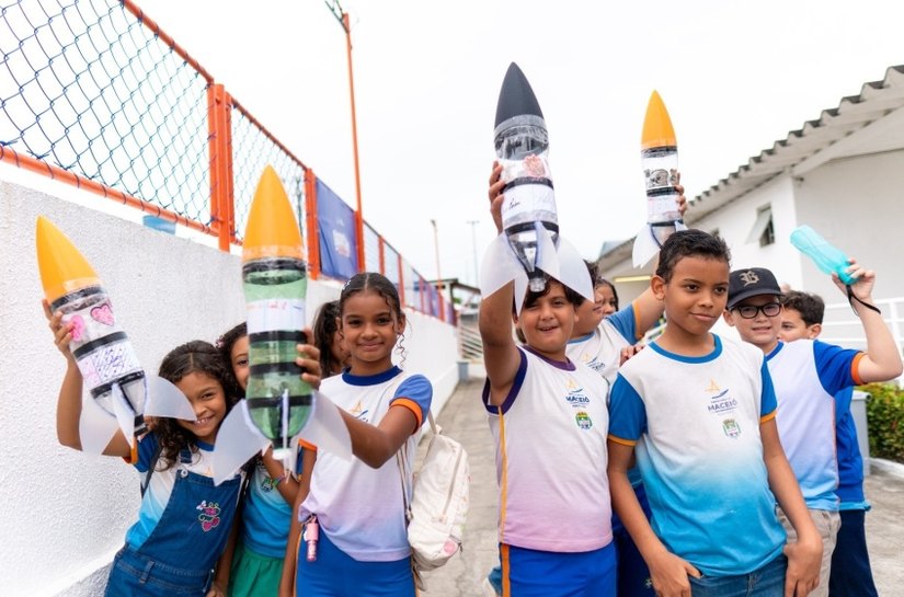 Estudantes da rede municipal lançam foguetes em atividade de Ciências e Astronomia do Tempo Integral