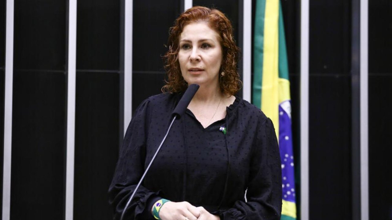 Câmara atende ao pedido do STF e bloqueia salário de Carla Zambelli