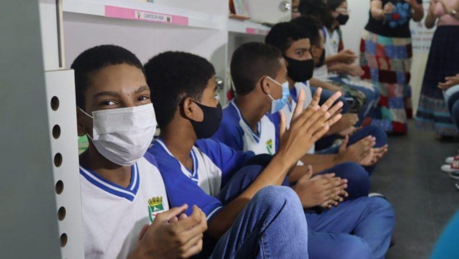 Biblioteca Móvel incentiva alunos da rede municipal a ler de forma dinâmica