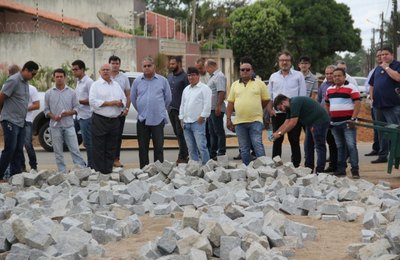Prefeito Rogério Teófilo visita obras de pavimentação no Santa Esmeralda