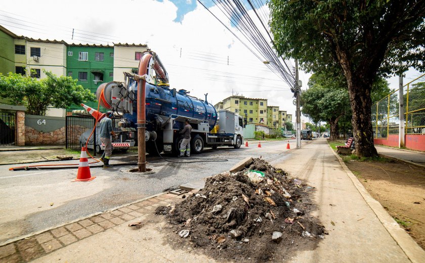 Prefeitura de Maceió realiza serviço contra alagamentos no José Tenório