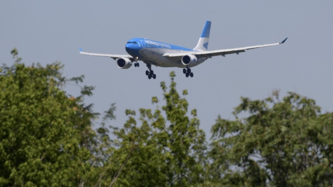 Aerolíneas e Latam cancelam voos na Argentina por greve geral contra Milei