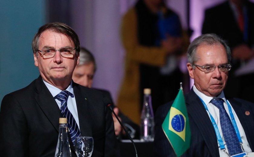 Prorrogação de auxílio emergencial é assunto para Guedes, diz Bolsonaro