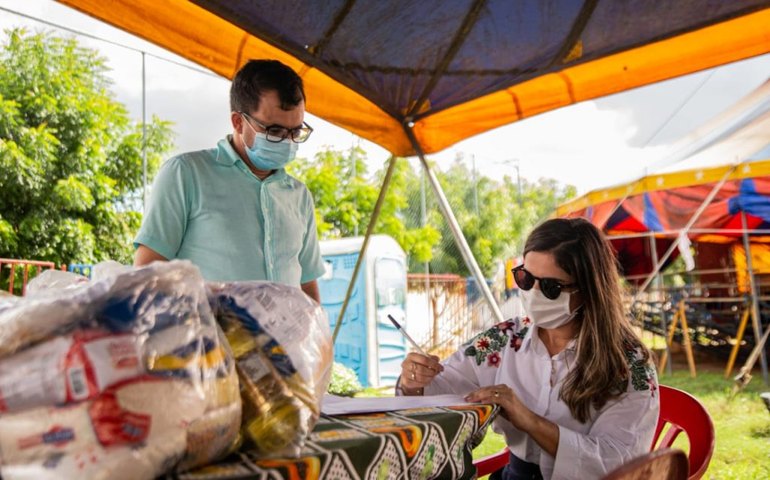 Prefeitura entrega cestas básicas a famílias circenses e reforça campanha Vacinação Solidária