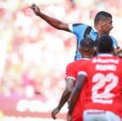 Cabeceios no futebol podem elevar risco de trauma craniano