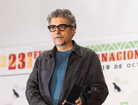 Kleber Mendonça Filho e Walter Salles fazem foto juntos durante encontro em festival de cinema