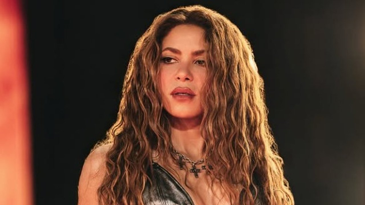 Amor que atravessa três gerações: família argentina vai a show de Shakira com fantasia de clipe