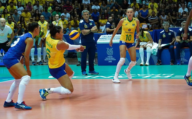 Brasil faz 3 a 0 no Peru pelo Pré-Olímpico de vôlei feminino