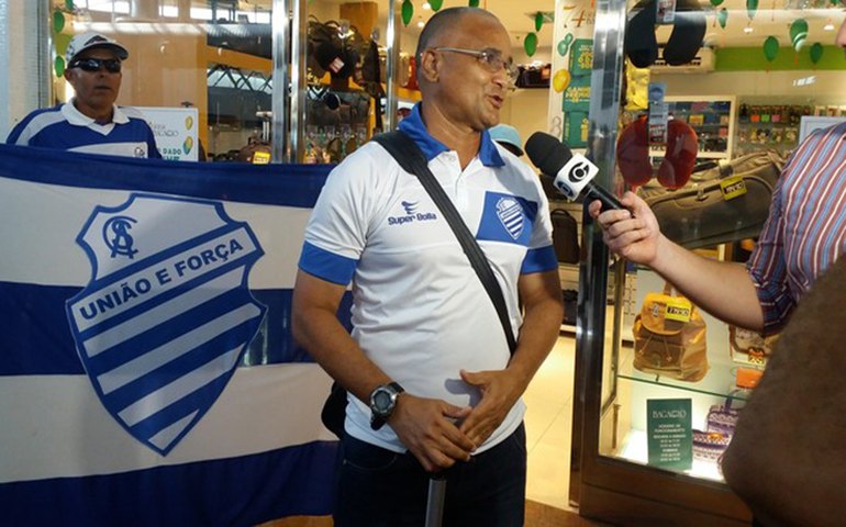 CSA confirma renovação com técnico Oliveira Canindé e quatro jogadores