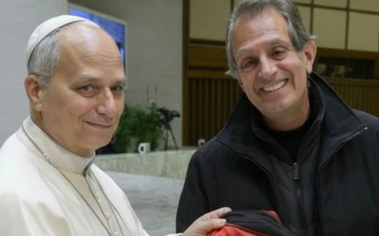 Presidente do Flamengo presenteia Papa Leão XIV com camisa rubro-negra em visita ao Vaticano