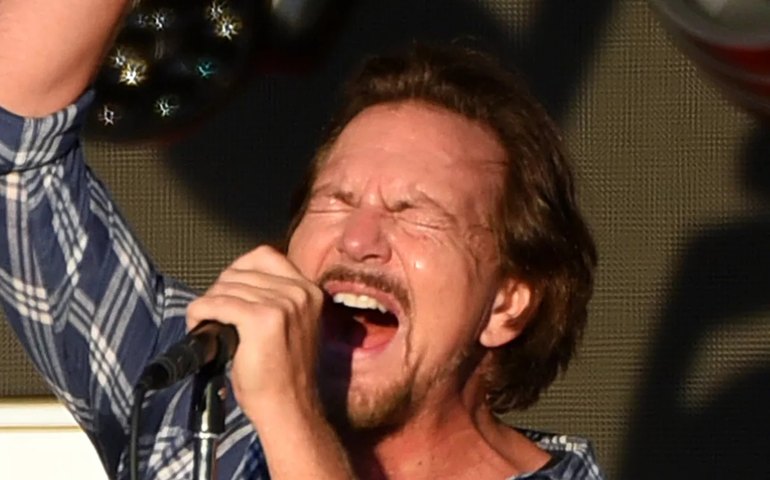 Eddie Vedder, do Pearl Jam, perde a voz devido ao calor na Europa