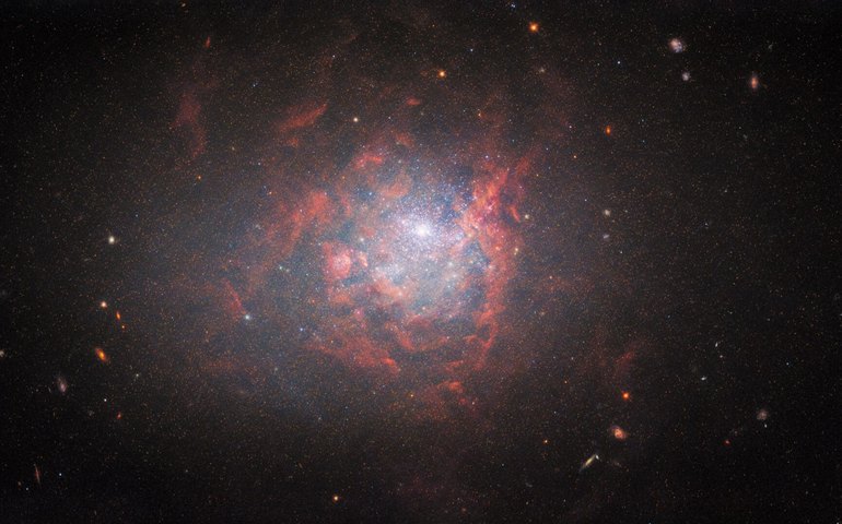 'Monstros vermelhos': telescópio da NASA detecta enormes galáxias que desafiam teorias atuais