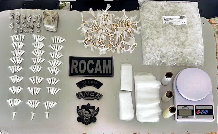Mulher portava 280 pedrinhas de crack, 123 pinos de cocaína, 25 bombinhas de maconha Mulher portava 280 pedrinhas de crack, 123 pinos de cocaína, 25 bombinhas de maconha