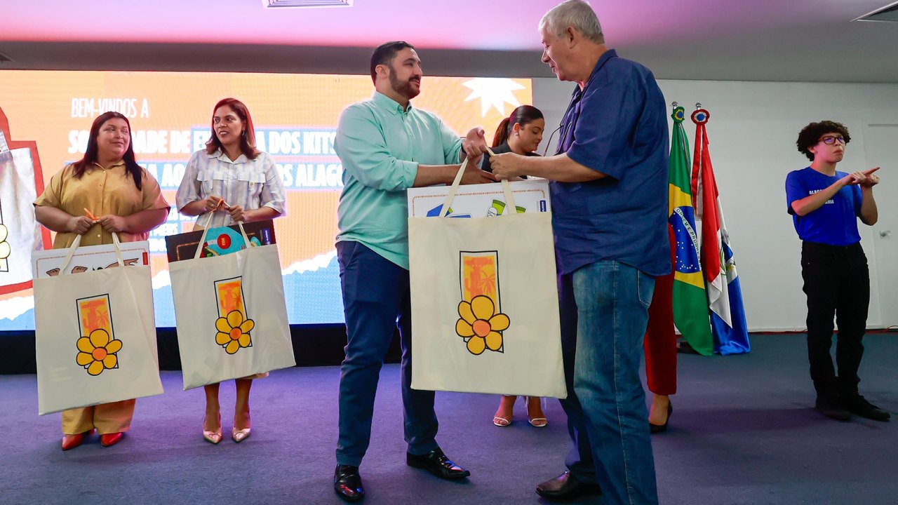 Governo de Alagoas entrega kits da Trilha da Cidadania para municípios