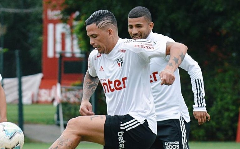 São Paulo treina jogadas ensaiadas de bola parada para enfrentar o Atlético-MG