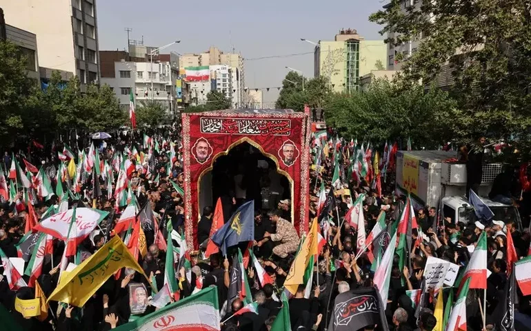 Irã celebra funeral de Estado para mortos em guerra com Israel