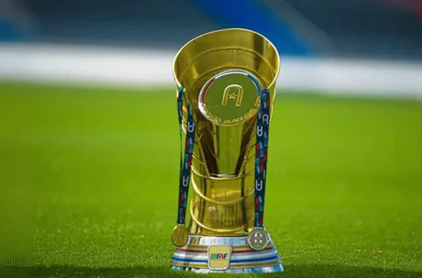 Troféu do Campeonato Alagoano fica em exposição no Maceió Shopping antes da final