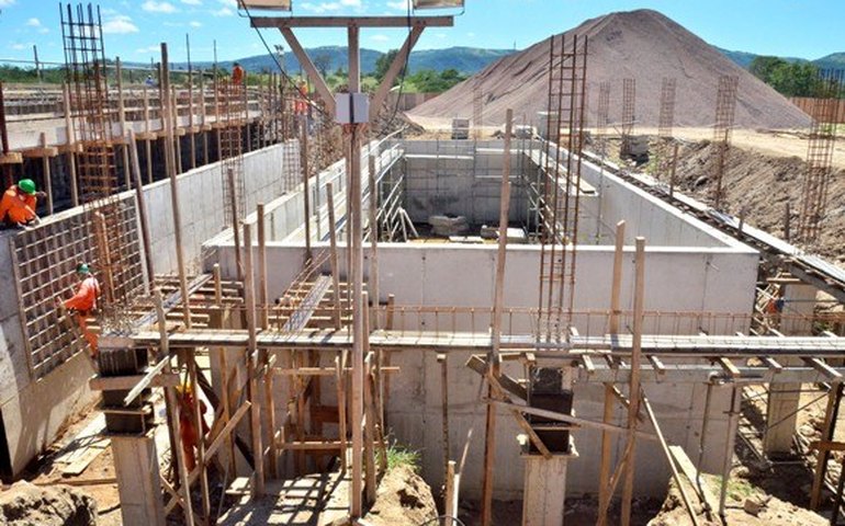 Adutora do Alto Sertão avança com 32% de obras já concluídas